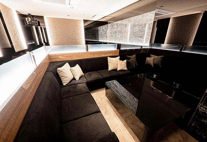 間接照明に囲まれたCLUB dixのソファ席