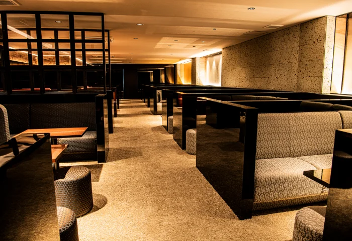 club dix the secondの通路とボックス席が見渡せるメインフロア
