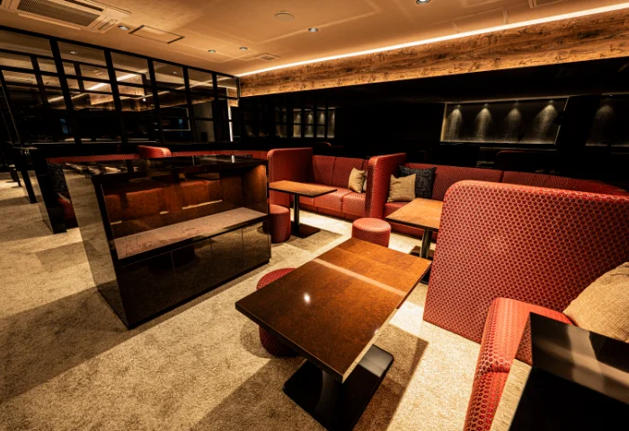 club dix the secondの赤いソファを配したボックス席