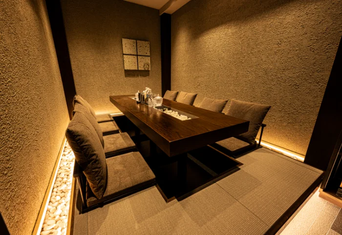 club dix the secondのテーブルを囲む個室席